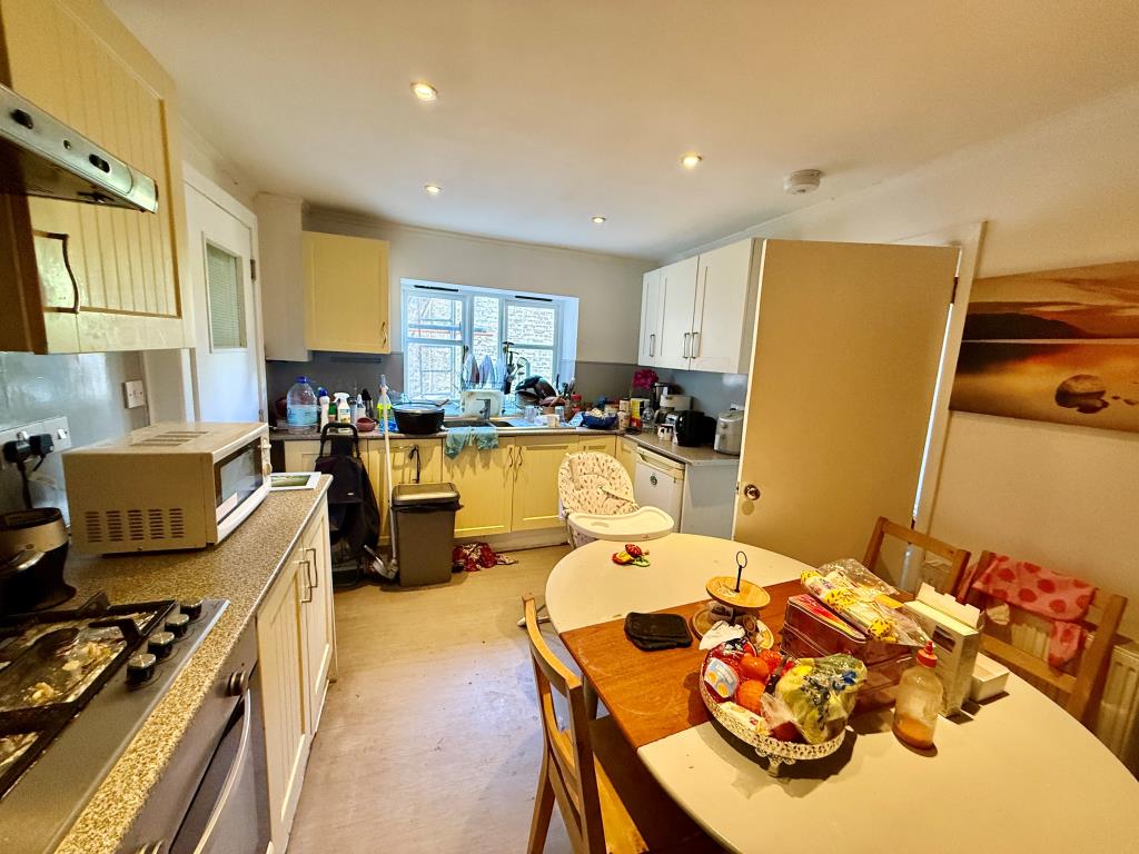 Lot: 81 - MIXED USE INVESTMENT IN TOWN CENTRE - Kitchen